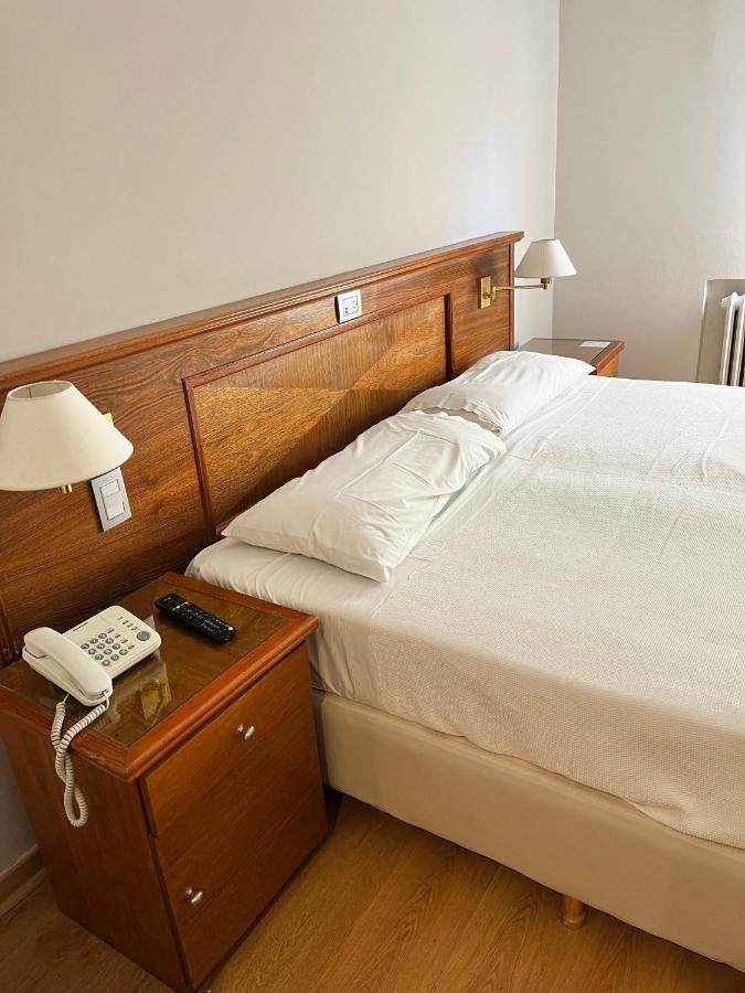 Standard Room Large bed Interior view,1232616080:JPEG
