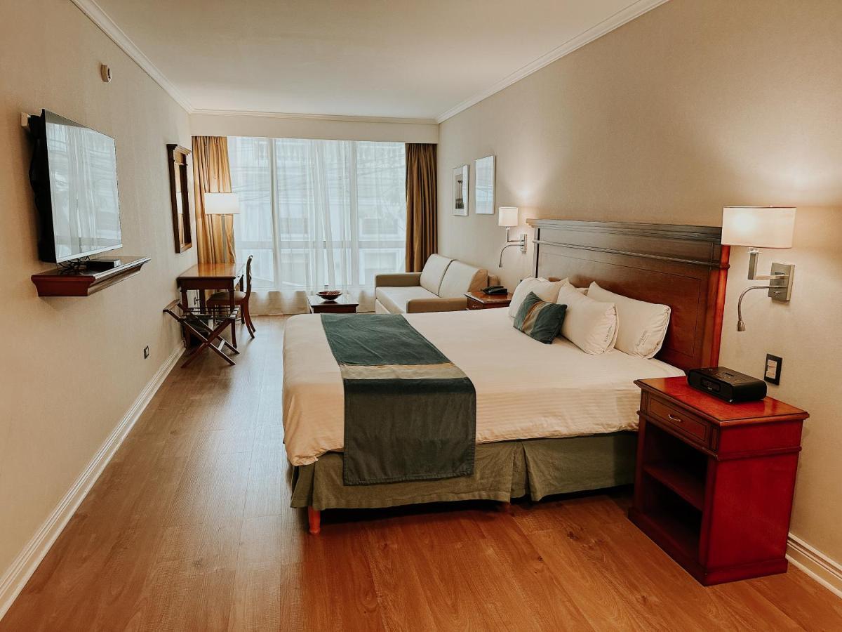 Habitación con cama extragrande y bañera de hidromasaje
