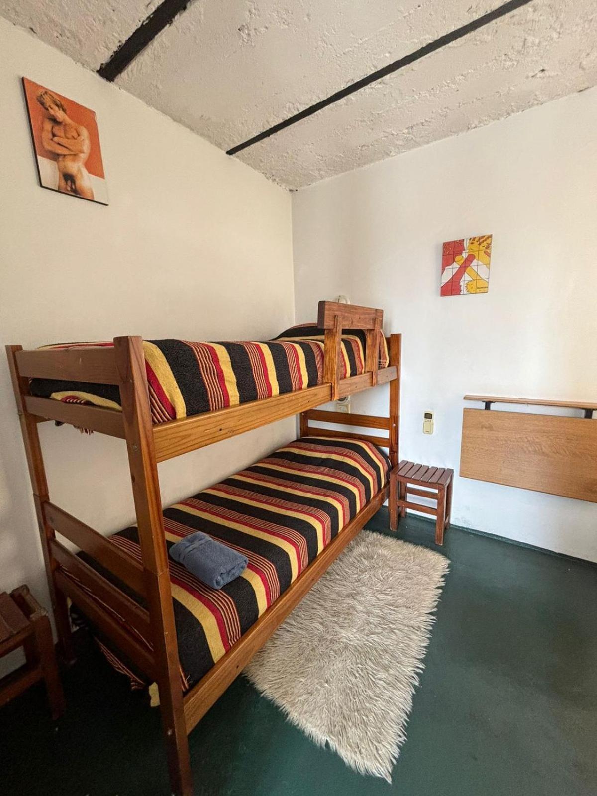 Cama en dormitorio masculino compartido
